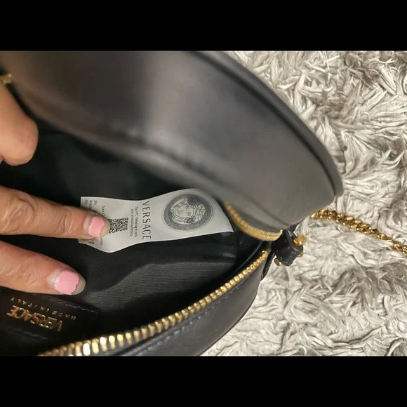 Versace black leather crossbody bag. - Picture 4 of 10